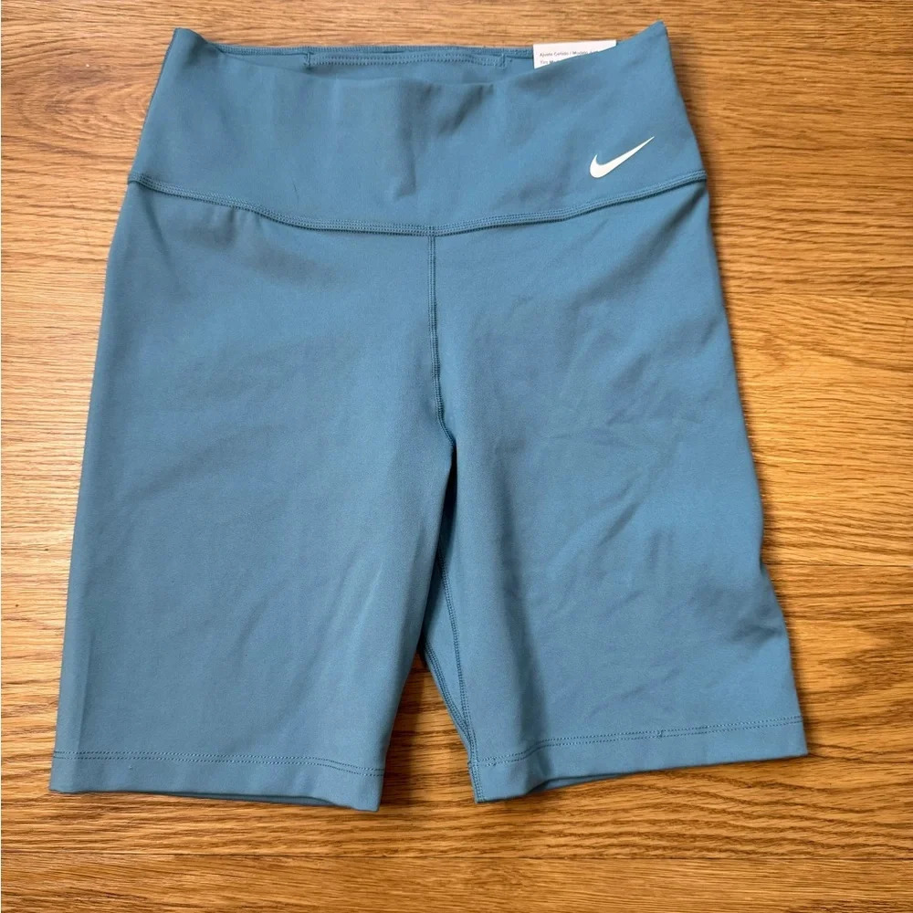 Nike Zenvy
Women's Gentle-Support High-Waisted 8" Biker Shorts - Picture 4 of 5